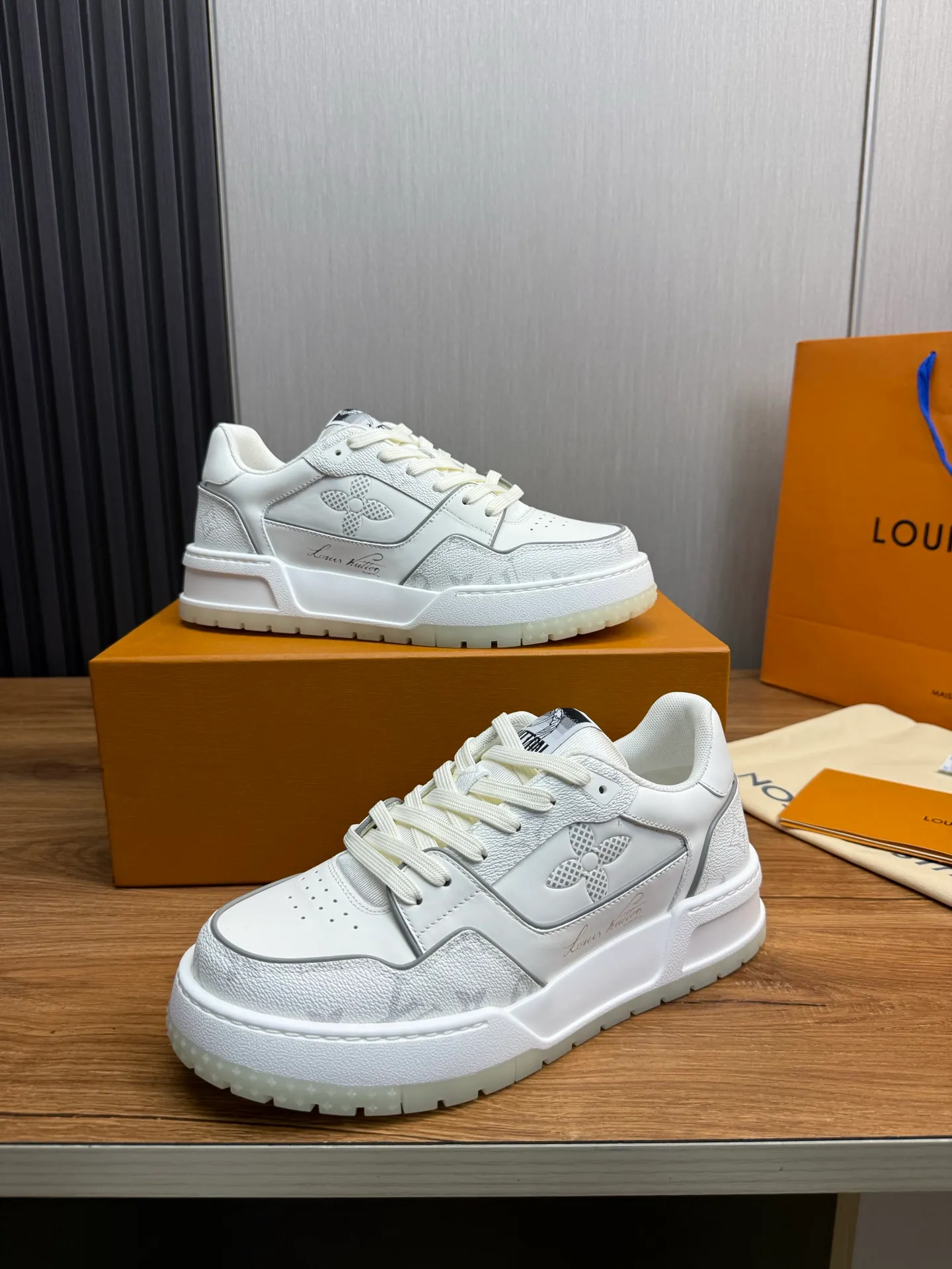 Men's shoes 💰860💰 LV. High version counters are on sale at the same time ⬆️ Men's new sneakers 🔥 The uppers are imported cowhide; "High-end, high-end, classy, ​​noble" workmanship is exquisite (original cowhide is used inside), soles: Original outsole specially provided by the original factory, taken in real life 🎬. Yardage: 38-44. (38.45 can be customized)